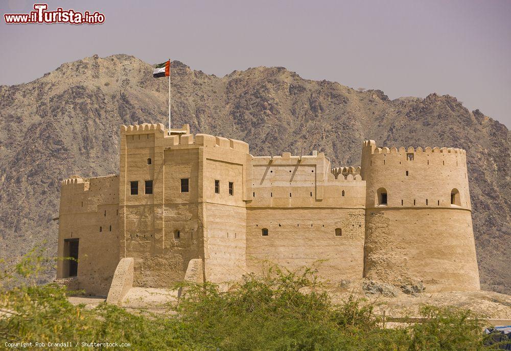 Immagine La vecchia fortificazione della città di Fujairah nell'omonimo emirato degli EAU con la bandiera nazionale che sventola - © Rob Crandall / Shutterstock.com