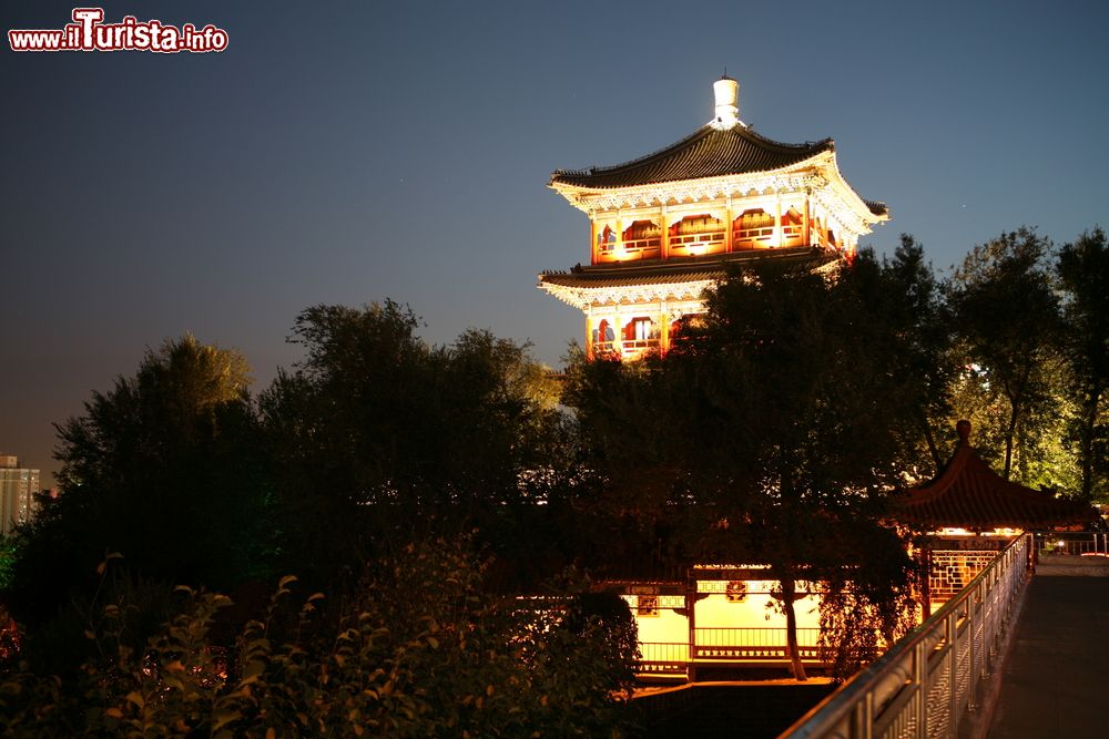 Immagine La vecchia pagoda illuminata al parco della Collina Rossa (Hongshan Park) di Urumqi, Cina. Sulla sommità dell'area, a 910 metri, s'innalza la torre a nove piani.