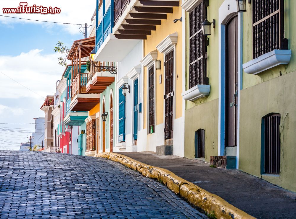 Immagine La Vecchia San Juan, Porto Rico, Stati Uniti d'America. E' il maggior centro turistico e culturale del paese; buona parte del centro si trova ancora circondato e protetto dalle alte mura che vennero erette un tempo a difesa della città.