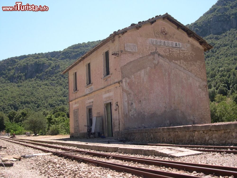Immagine La vecchia stazione di Ussassai, una delle fermate del Trenino Verde della Sardegna - © MrAndre, CC BY-SA 4.0, Wikipedia