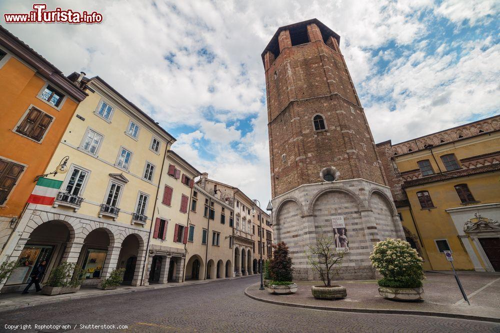 Immagine La vecchia torre del museo della cattedrale a Udine, Friuli Venezia Giulia. Si possono ammirare statue, dipinti e affreschi; fra le opere qui conservate di maggior prestigio vi è l'arca marmorea della metà del 300 - © Rsphotograph / Shutterstock.com