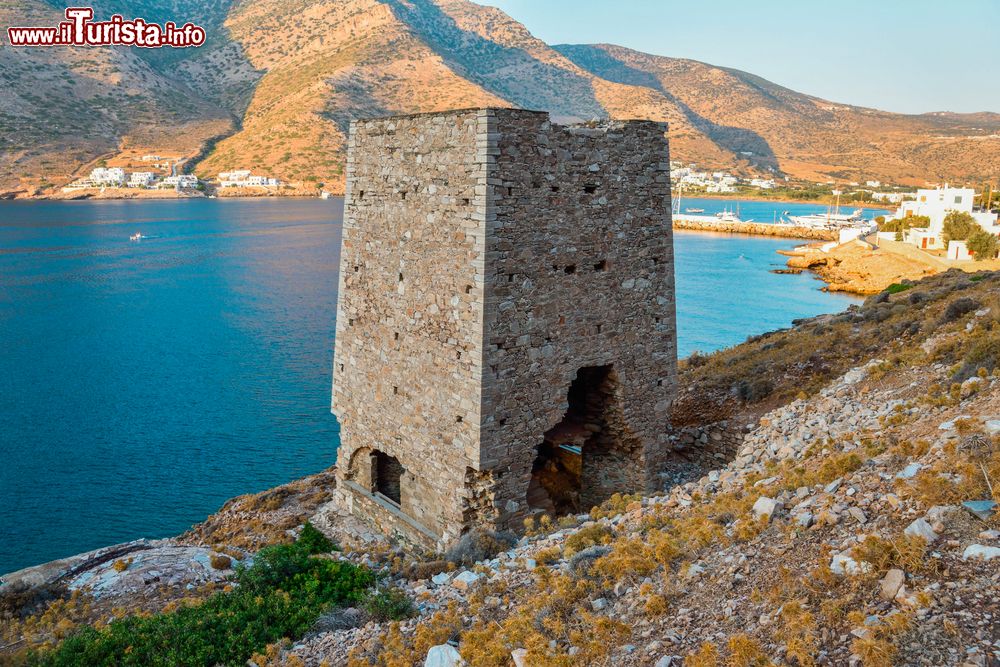 Immagine La vecchia torre del villaggio di Kamares sull'isola di Sifnos, Cicladi, Grecia.
