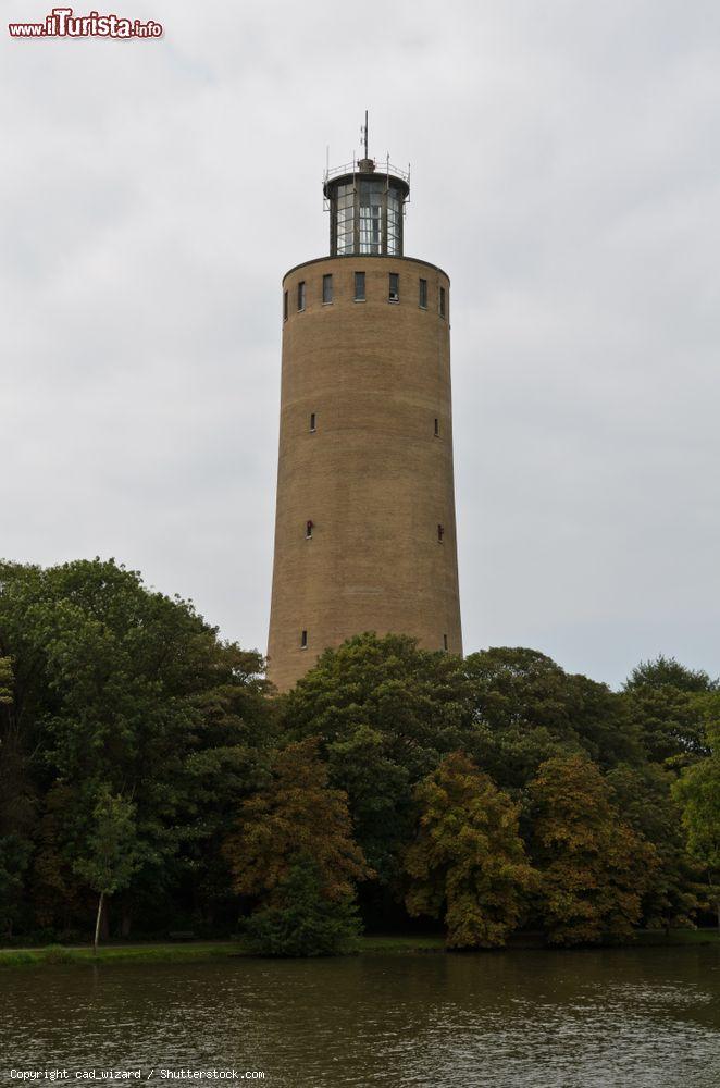 Immagine La vecchia torre dell'acqua al parco Maria Hendrik di Ostenda, Belgio - © cad_wizard / Shutterstock.com