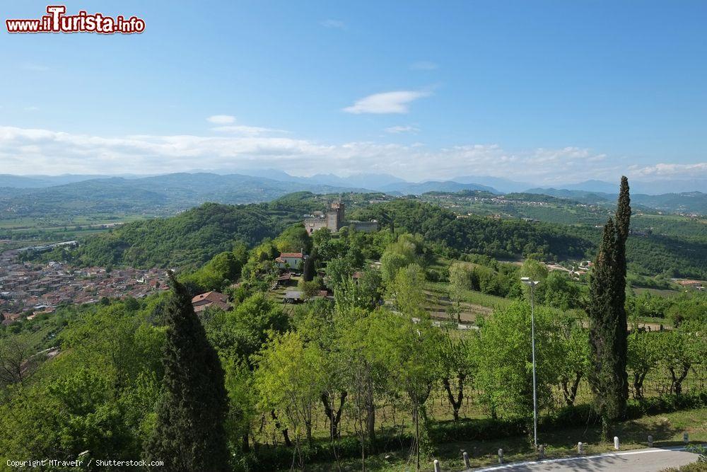 Immagine La veduta del castello di Romeo dalle mura del castello di Giulietta, Montecchio Maggiore, Italia - © MTravelr / Shutterstock.com