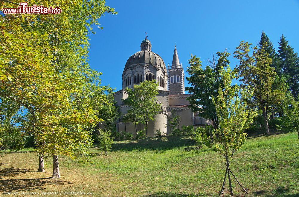 Immagine La veduta della Chiesa di San Mamante a Lizzano in Belvedere in Emilia-Romagna. - © Alessandro Zappalorto / Shutterstock.com