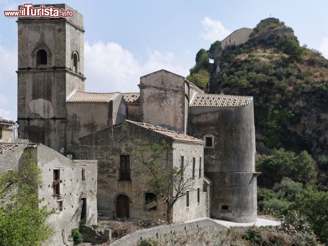 Immagine La veduta di una bella chiesa medievale a Castelmola immersa nella natura di questo angolo di Sicilia
