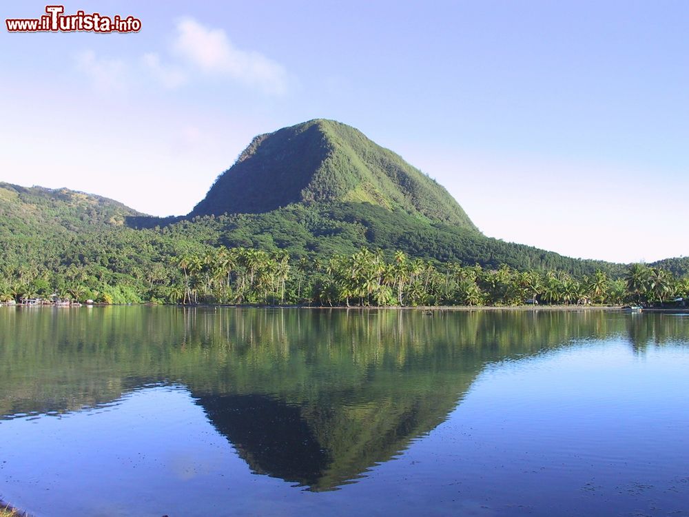 Immagine La vegetazione rigogliosa dell'isola di Huahine si rispecchia nelle acque del Pacifico del Sud, Polinesia Francese.