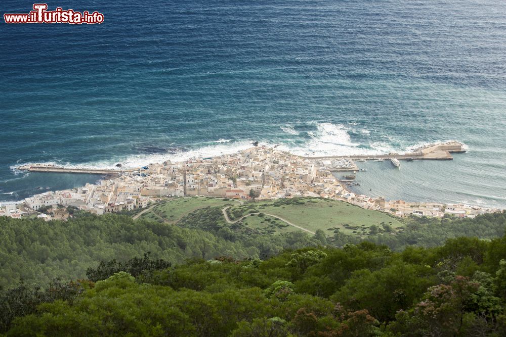 Immagine La verde isola di Marettimo, perla delle Egadi, al largo della costa di Trapani in Sicilia