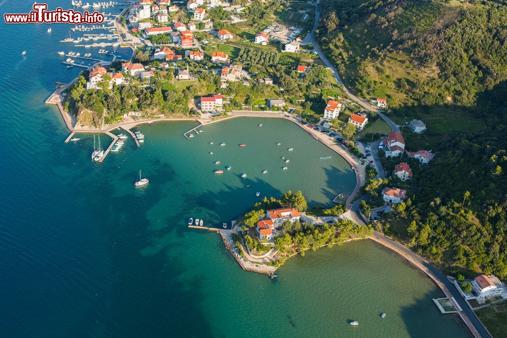 Immagine La verdeggiante isola di Rab, Croazia, vista dall'alto. Anticamente era un villaggio di pescatori: il suo nome deriva dal latino "rabus" che significa proprio villaggio.