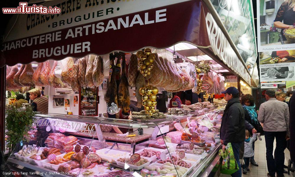 Immagine La vetrina di un negozietto di salumi e carne al mercato di Nimes, Occitania (Francia) - © Tang Yan Song / Shutterstock.com