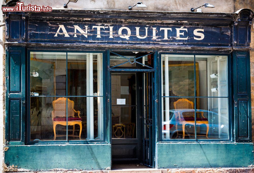 Immagine La vetrina di un negozio di antichità nel centro di Beaune, Francia - © Nigel Jarvis / Shutterstock.com