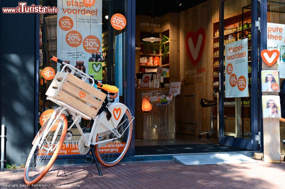 Immagine La vetrina di un negozio di vitamine nel centro di Nijmegen (Olanda) con la bicicletta bianca e arancione - © Daniel Pieterson / Shutterstock.com