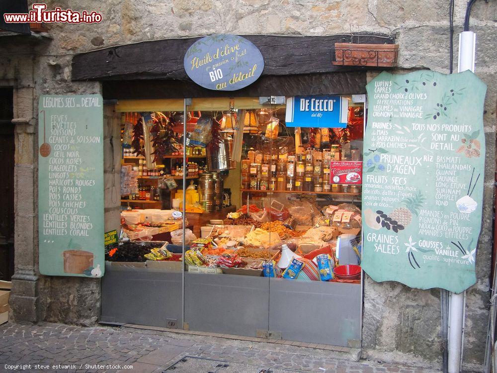 Immagine La vetrina di un piccolo negozio di drogheria nel centro di Figeac, Francia - © steve estvanik / Shutterstock.com