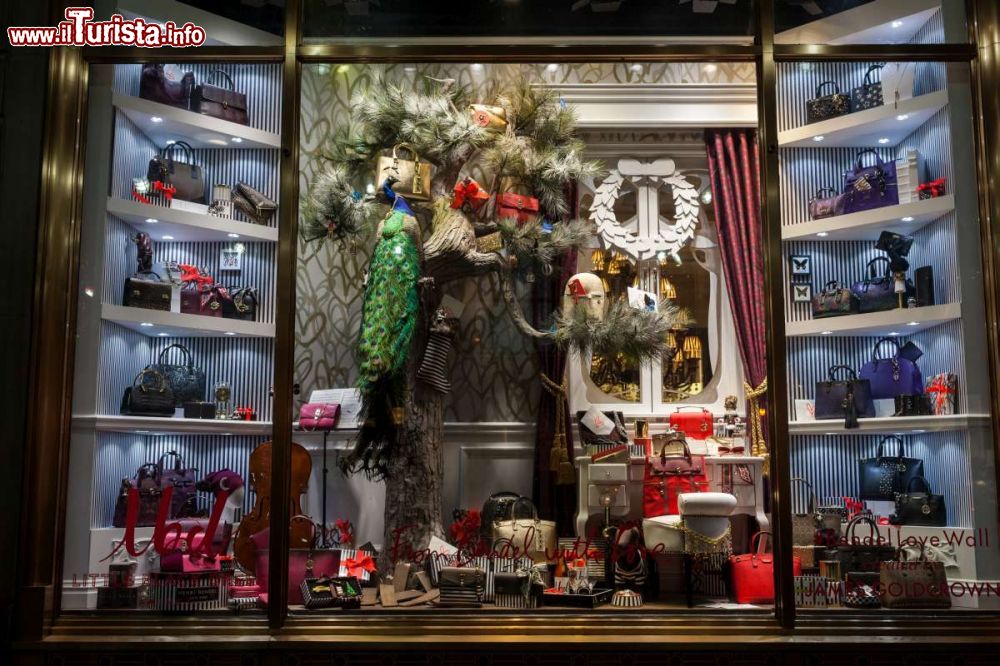 Immagine La vetrina natalizia di Henri Bendel, un famoso negozio di oggetti di moda femminile sulla 5th Avenue a New York City - foto © ChristopherPostlewaite