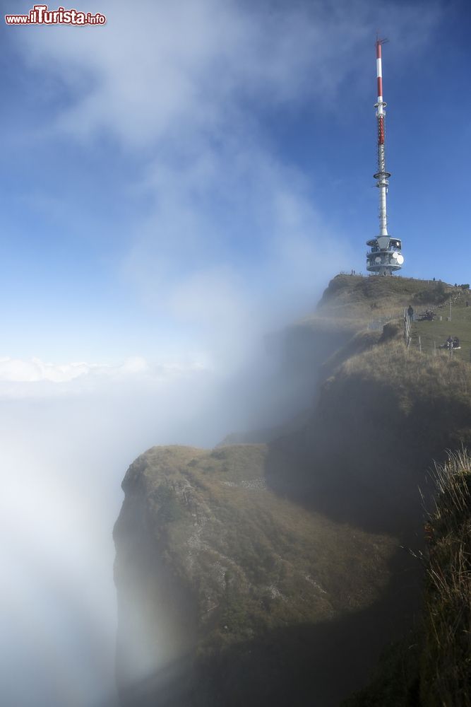 Immagine La vetta del monte Rigi in una giornata di nebbia, Svizzera. Dalla cima si ha una veduta mozzafiato sulle Alpi, su 13 laghi e sull'intero Mittelland fino alla Francia e alla Germania.