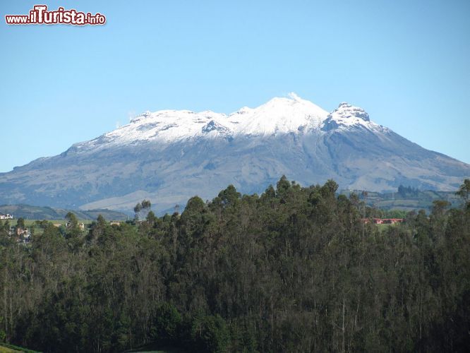 Immagine La vetta innevata del vulcano Cumbal nel dipartimento colombiano di Nariño. La cima tocca quota 4.764 metri s.l.m.