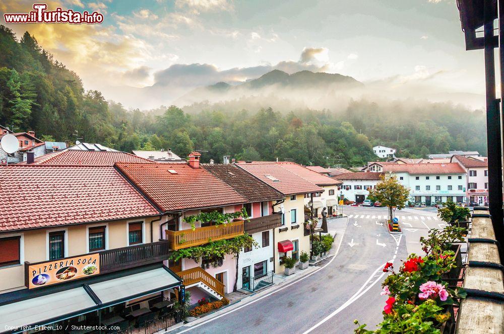 Immagine La via centrale di Caporetto,Trg Svoboda, con ristoranti e negozi. Valle dell'Isonzo, Slovenia. - © Eileen_10 / Shutterstock.com