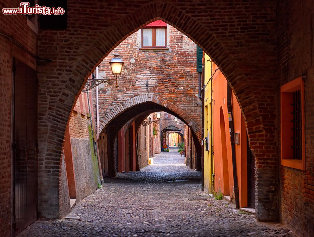 Immagine Suggestiva via medievale, segna l'asse lungo il quale si sviluppò la Ferrara, cosiddetta lineare, dal VII al XI secolo d. C. ed influenzò in modo determinante lo sviluppo successivo di tutta la città.