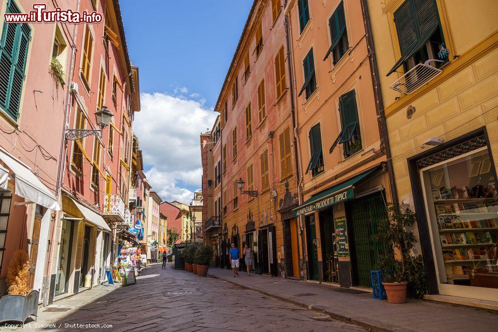 Immagine La via pedonale del centro di Sestri Levante, Liguria. Qui si trovano boutique, ristoranti e locali - © SimoneN / Shutterstock.com