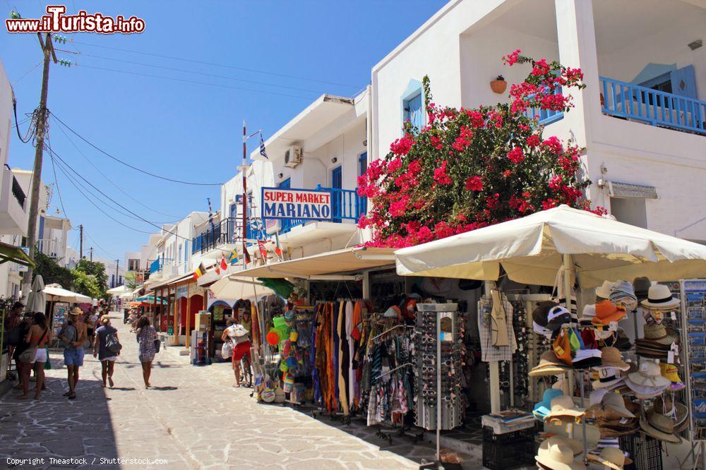 Immagine La via principale della cittadina di Antiparos, Cicladi (Grecia), con negozietti e turisti in estate - © Theastock / Shutterstock.com