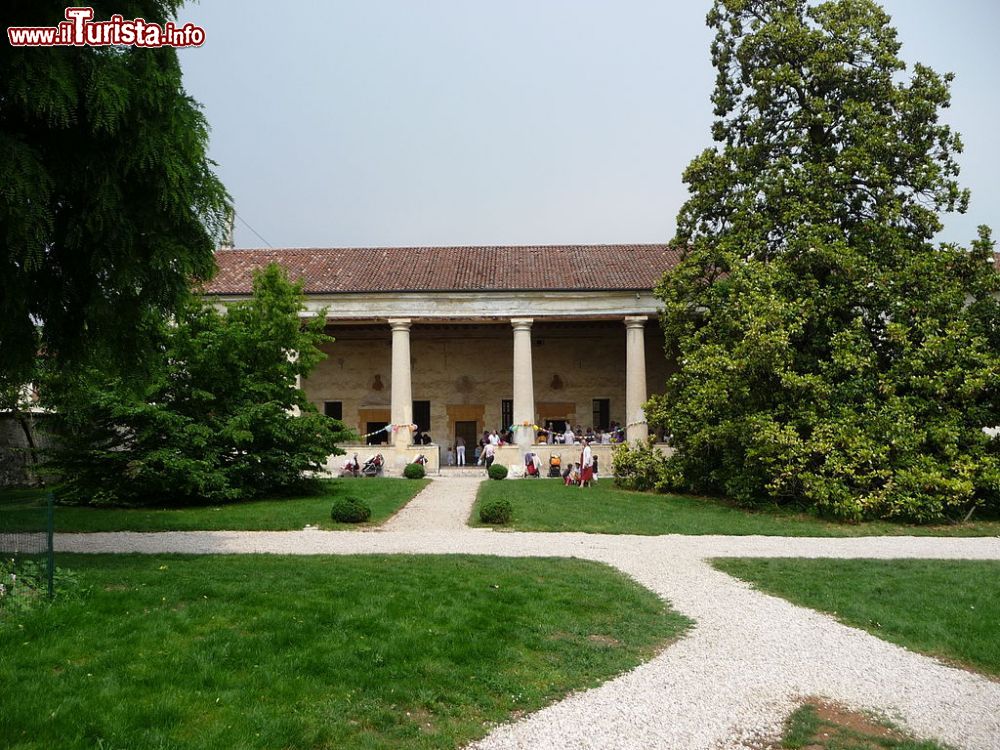Immagine La Villa Sesso Schiavo a Sandrigo di VIcenza, in Veneto - © Marcok, CC BY-SA 3.0, Wikipedia