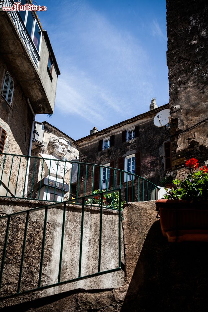 Immagine La visita al borgo corso di Cervione in Francia