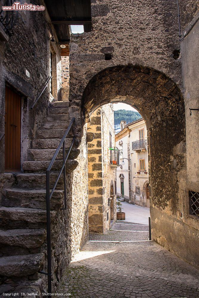 Immagine La visita al borgo di Scanno e le sue strette stradine - © TTL media / Shutterstock.com