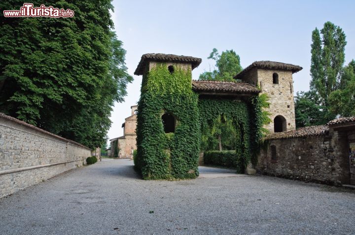 Immagine Visita a Grazzano Visconti, borgo medievale dell'Emilia Romagna - Vero e proprio gioiello urbanistico, Grazzano Visconti lega indissolubilmente il suo nome a quello di Giuseppe Visconti che decise di rivalorizzare la zona adiacente il castello, fatto costruire per volere di Giovanni Anguissola. L'architetto incaricato di questo importante progetto, tale Alfredo Campanini, riuscì a trasformare un gruppo di case rurali in un borgo davvero suggestivo © Mi.Ti. / Shutterstock.com