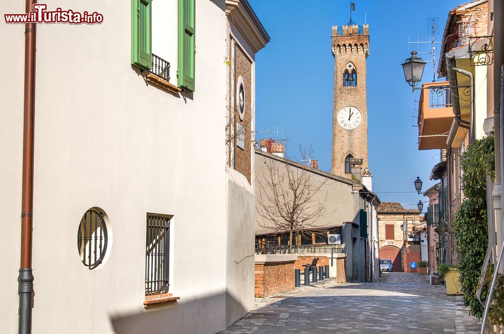 Immagine La visita al centro del borgo di Santarcangelo con la Torre del Campanone