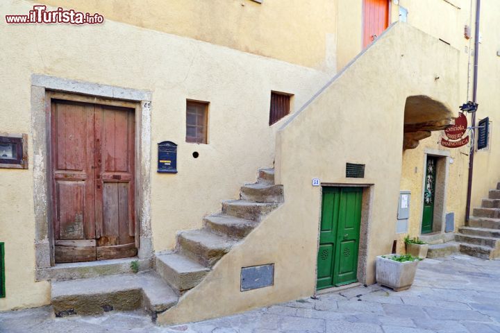 Immagine La visita al centro storico di Giglio Castello - © trotalo / Shutterstock.com