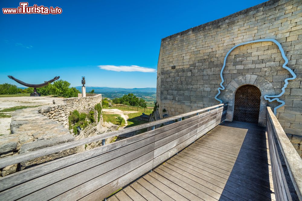 Immagine La visita al giardino museo dedicato al Marchese de Sade al castello di Lacoste in Provenza