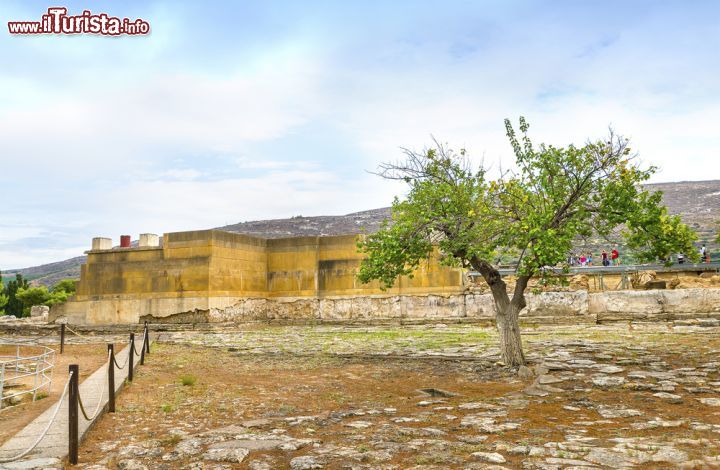 Immagine Visita al sito del palazzo di Cnosso a Heraklion, Creta - Con una superficie di 22 mila metri quadrati, il palazzo di Cnosso era a più piani e con una pianta piuttosto complessa e intricata: pare potesse ospitare fino a 12 mila persone © Luxerendering / Shutterstock.com