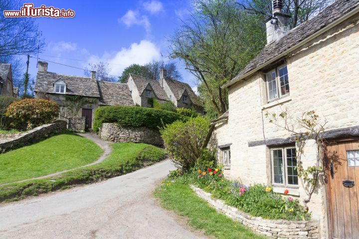 Immagine La visita al villaggio di Bibury: il borgo con le case in pietra si trova nella catena dei Cotswolds  - © AnglianArt / Shutterstock.com