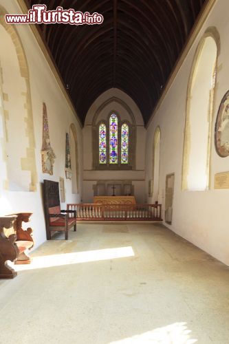 Immagine La visita alla chiesa di St Mary a Bibury, Inghilterra - E' uno dei luoghi più visitati e fotografati della città: la suggestiva St Mary Church, restaurata e rimaneggiata nel '200, conserva ancora molti elementi architettonici originali di epoca sassone © Voyagerix / Shutterstock.com