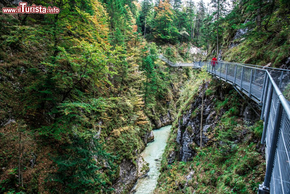 Immagine La visita alla Gola degli Spiriti: un percorso attrezzato con passarelle sulle Alpi al confine tra Austria e Germania