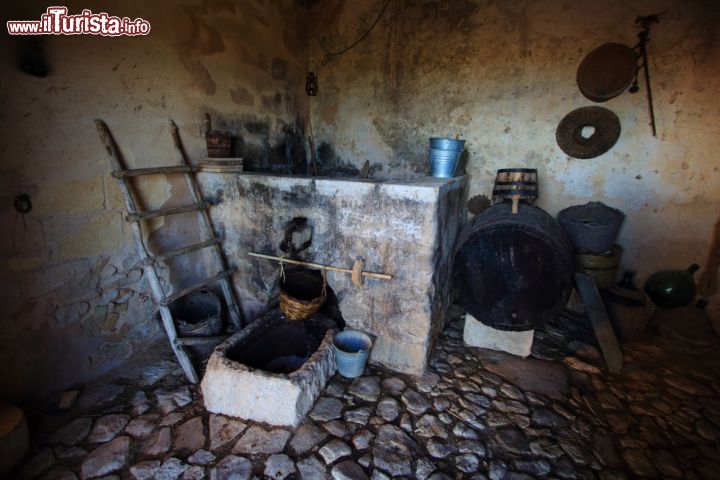Immagine La visita alla Grotta Mangiapane di Scurati, dintorni di Custonaci (Sicilia) - © francesco de marco  / Shutterstock.com