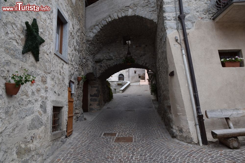 Immagine La visita alle stradine del centro storico del borgo di Rango, in Trentino