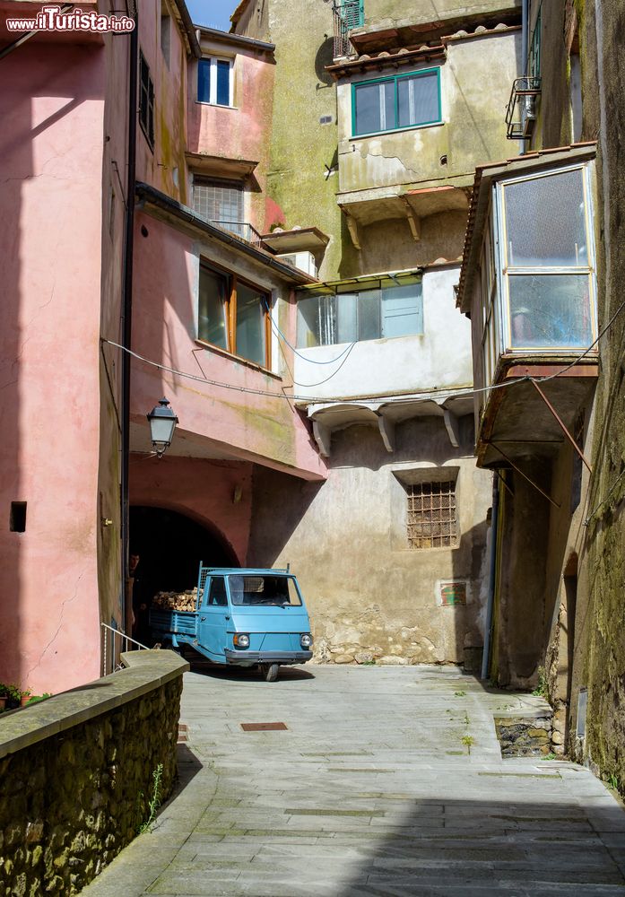 Immagine La visita del centro storico di Scansano in Toscana: l'ape car è il mezzo migliore per il trasporto delle merci.