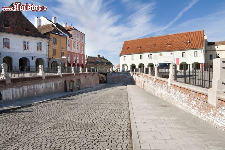 Immagine Visita al centro storico di Sibiu, Romania - Fondata nel 1190 dai Sassoni su un antico insediamento romano, Sibiu era la più ricca delle 7 cittadelle murate che si trovava lungo la strada del commercio fra oriente e occidente. L'antica "Cibium" è una delle località più belle e turistiche della Romania grazie al suo particolare e unico patrimonio architettonico © Mihai Mihalache / Shutterstock.com