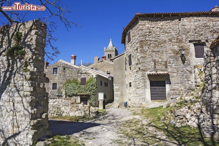 Immagine La visita al piccolo borgo in sasso di Hum in Istria - © Ivan Smuk / Shutterstock.com