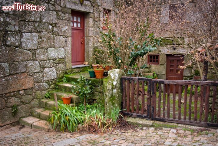 Immagine Vista dell'antico borgo di Sortelha, Portogallo - Un caratteristico angolo del villaggio portoghese di Sortelha dove vegetazione e granito creano un'incantevole cornice per le dimore tradizionali © Carlos Caetano / Shutterstock.com