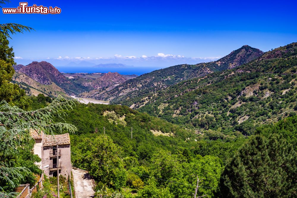 Immagine La vista da Novara di Sicilia si spinge fino alle Isole Eolie nel Tirreno