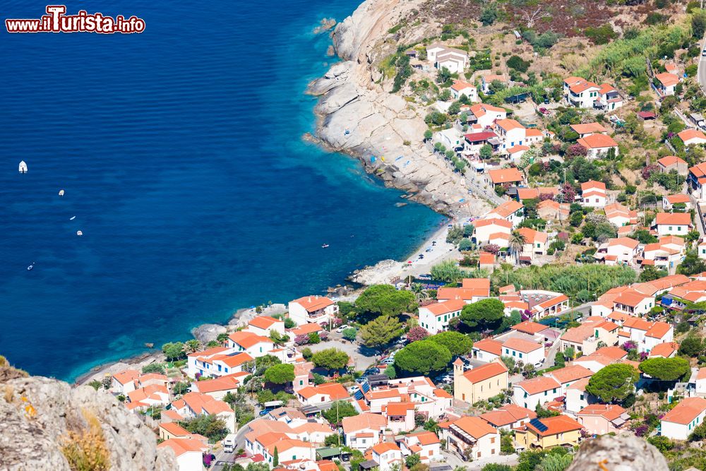 Immagine La vista dal Monte San Bartolomeo di Chiessi, un villaggio costiero in Isola d'Elba, Toscana