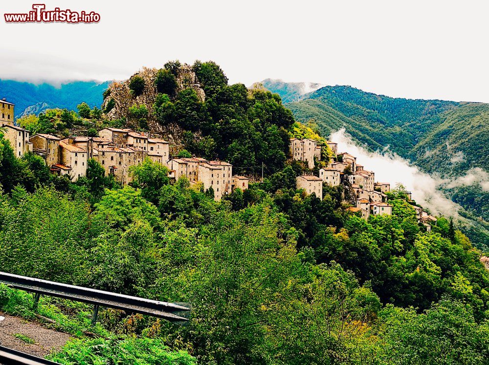 Immagine La vista del piccolo borgo di Lucchio in Toscana