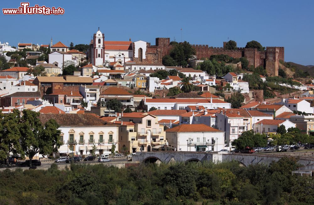 Immagine La vista della cittadina medievale di Silves, Portogallo. All'orizzonte gli edifici della cattedrale e del castello, i due simboli della città.