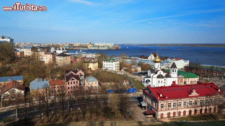 Immagine Una vista panoramica di Nizhny Novgorod dal Cremlino. Si può notare sullo sfondo il grande bacino creato dalla confluenza dei fiumi Oka e Volga - foto © Elena Mirage / Shutterstock.com