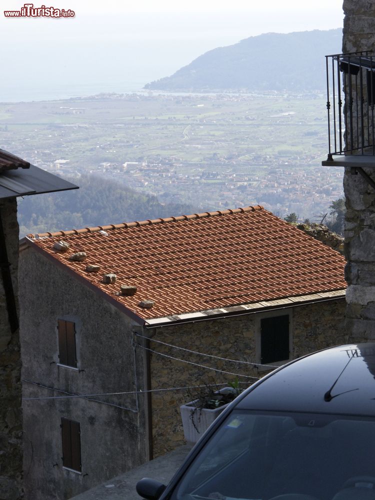 Immagine La vista panoramica dal borgo di Fosdinovo si spinge fino al mare della Toscana