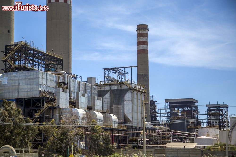 Immagine La zona industriale di Gela con le raffinerie che lavorano il petrolio estratto in mare