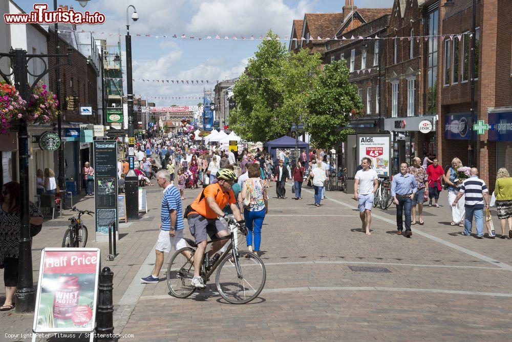 Immagine La zona pedonale dedita allo shopping a Newbury nel Berkshire,  Inghilterra - © Peter Titmuss / Shutterstock.com