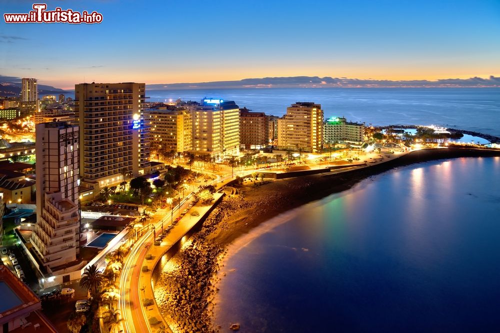 Immagine La zona residenziale di Puerto de la Cruz, Tenerife, by night (Spagna).